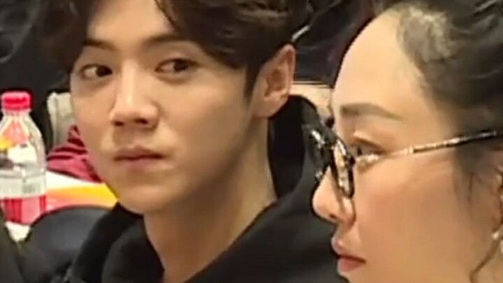 Orang yang duduk di sebelah #LuHan memang beruntung ya #WangJunkai #WeiDaxun #WuLei