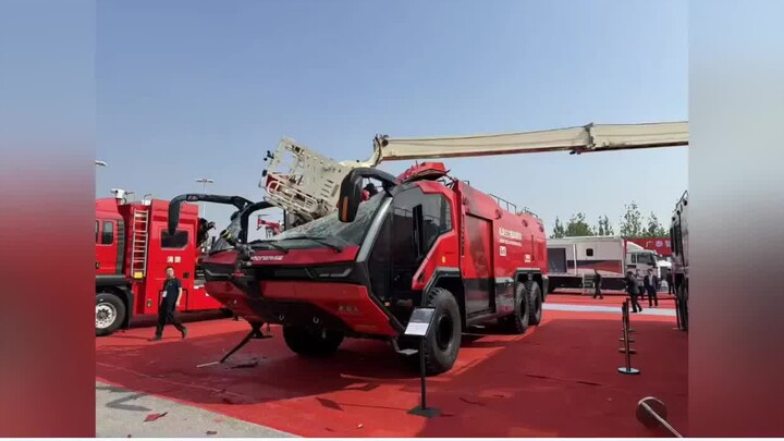 งานแสดงดับเพลิงนานาชาติปักกิ่ง บันไดรถกระเช้าขาดกลางอากาศ! บันไดยาว 28 เมตรหล่นลงมาจากฟ้า น่ากลัวมาก