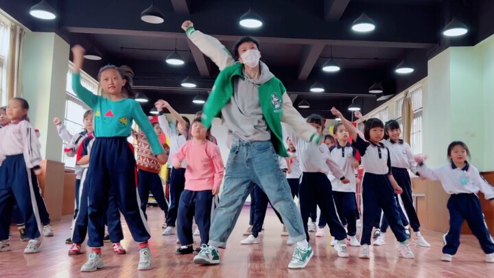 Sekolah Dasar Kelas Dua Kelas Minat Tari Modern NewJeans "Ditto"