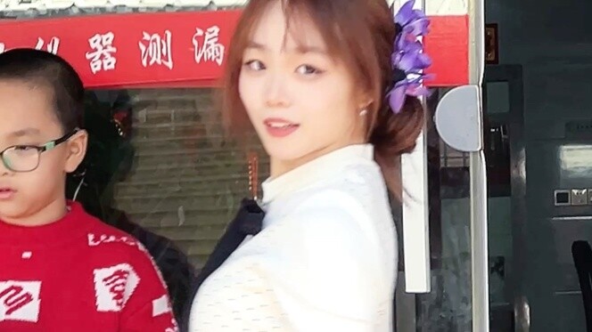 Dân Kpop trở về quê hương Belike: Để anh trai tôi dùng pháo nổ cùng tôi trong chiến lược