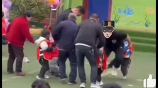 JOJO幼稚园撕名牌比赛