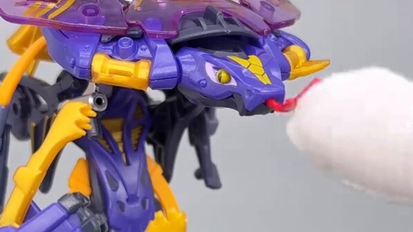 Dicat ungu, sebenarnya terlihat lebih baik hahaha 52toys edisi terbatas Cobra Purple Mist