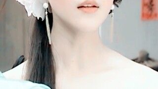 “她 亲 手 毁 了 自 己 引 以 为 傲 的 容 貌”