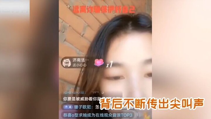 缅北佤邦女网红直播挑衅网友，全程一言不发，身后不断传出惨叫声