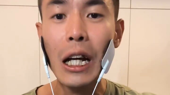 Nhà cậu bé bị rò rỉ điện nên cậu bé cứ khăng khăng hát mỗi ngày