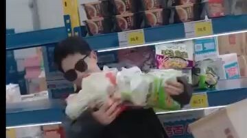 Ang binata ay muling nabuhay at pinag handaan Ang paparating na apocalypse!!
