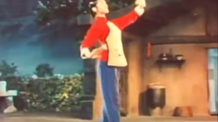 He Xiaoping's solo dance under the moonlight: A comparison with the model operas featuring female mi