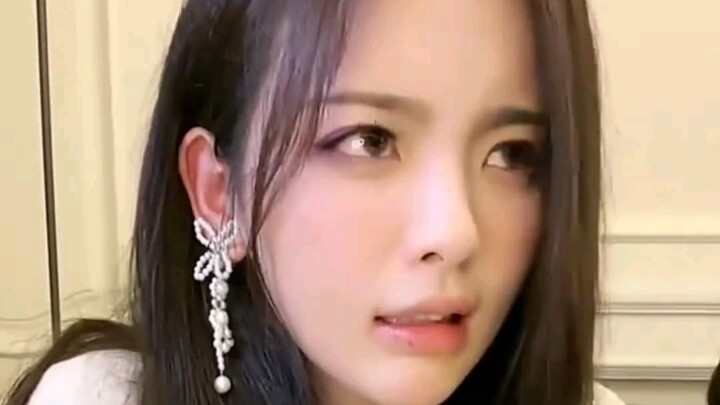 Yang Chaoyue mempelajari suara klip itu lagi selama siaran langsung, dan orang-orang di sebelahnya t