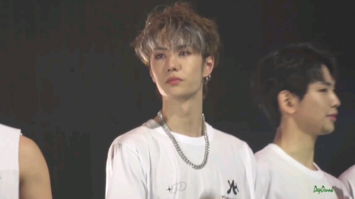 Fancam màn kết thúc concert của Vương Nhất Bác và gia tộc Yuehua (soái ca cool ngầu với nét đáng yêu