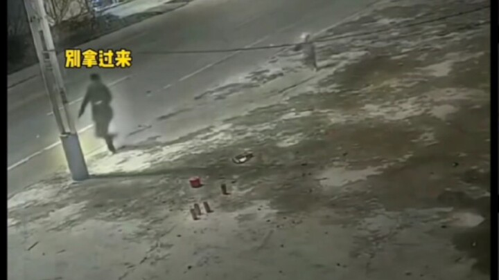 الأب يساعد ابنته في إشعال المفرقعات، لكن...