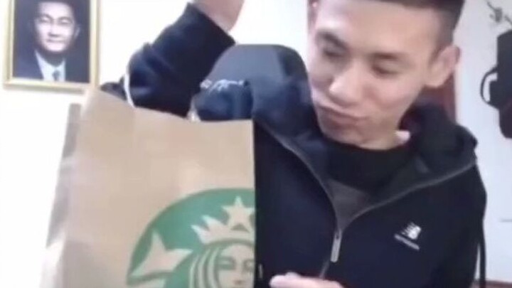 Đồ uống cao cấp mà cậu Úc mang về từ thành phố lớn! Đa số mọi người đều không đủ tiền để uống!