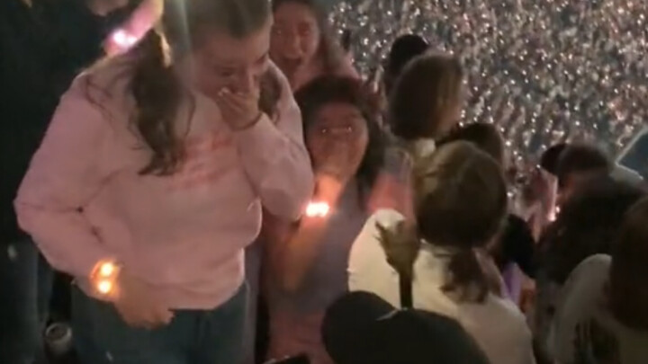 أخيرًا عرفت لماذا تغني تايلور سويفت أغنية “Love Story” باستمرار في حفلاتها!