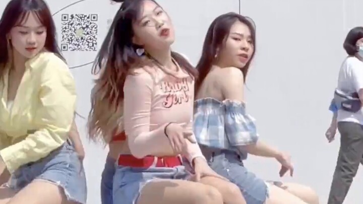 ยิ้มแบบเดียวกับน้องสาวสควิร์ทเทิลเลย! Roadshow Rollin'—การโต้กลับของ Brave Girls ภาพสดของ Qu Youting