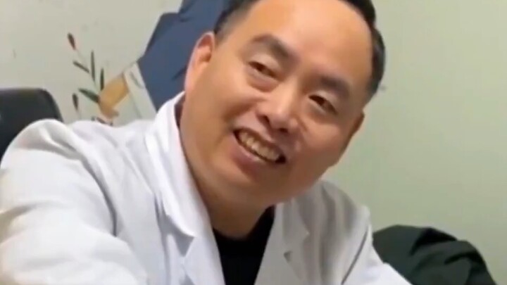 Lão trung y bắt mạch gây áp lực mạnh đến mức nào? Chỉ cần để ông ấy lật sách là mạng sống khó mà bảo