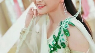 她的各种漂亮衣服和头饰满足了我童年对于仙女的所有幻想！