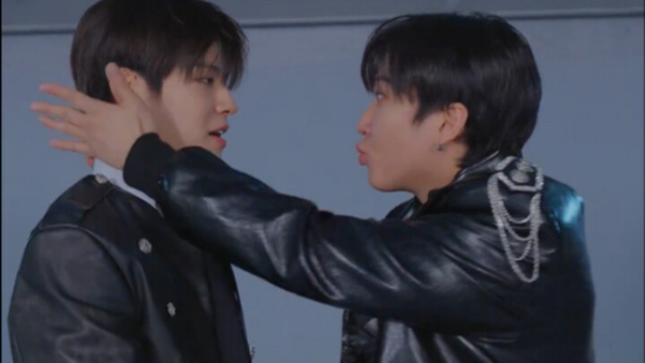 Stray Kids Two-Person Group Ceremony Dance Challenge