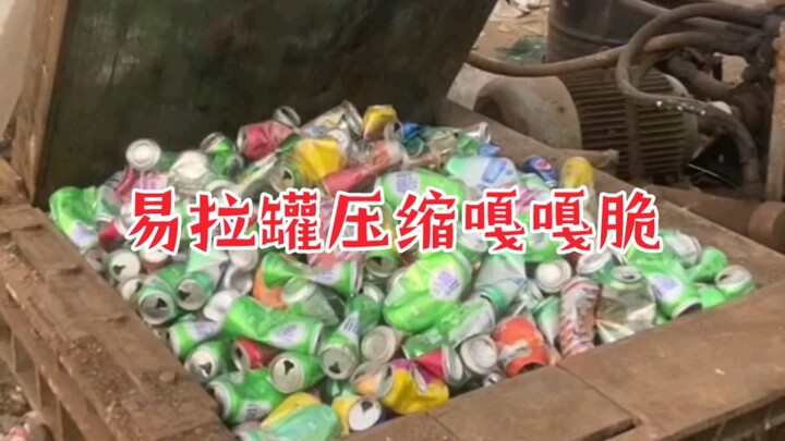 Kaleng minuman terkompresi dengan suara berderak, mesin pemadat di tempat pengumpulan barang bekas