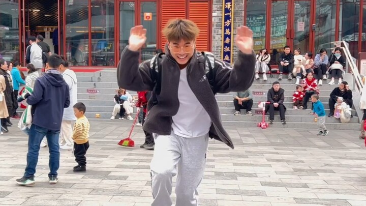 แฟนตัวจริงของ IKUN ปรากฏตัวอย่างน่าทึ่งบนท้องถนนหนานชาง ได้ยินเสียงไก่ขันก็ลุกขึ้นเต้น