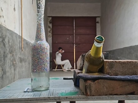 Big Sister Hua Uses a Slingshot to Open a Beer Can