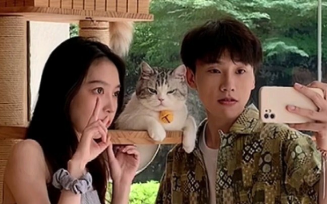 How can there be a cat in this world that only loves beautiful women!