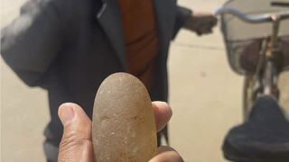 偶遇捡石头的老人