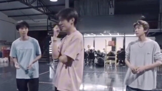 易烊千玺在外是大佬，回家是小宝