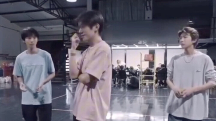 يي يانغ تشيان شي هو رجل عصري في الخارج، لكنه طفل صغير عند العودة إلى المنزل.