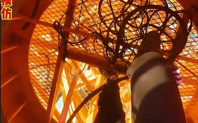 طباخ رافعة البرج يتناول الطعام بعد انتهاء الدوام