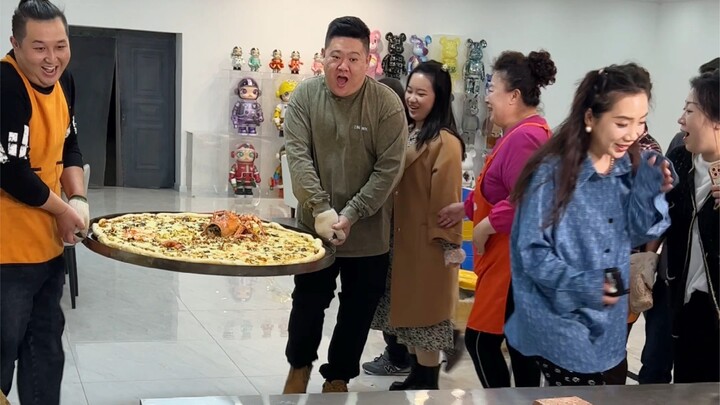 在家做了一米大披萨  也太香啦 全家一起的感觉很是快乐