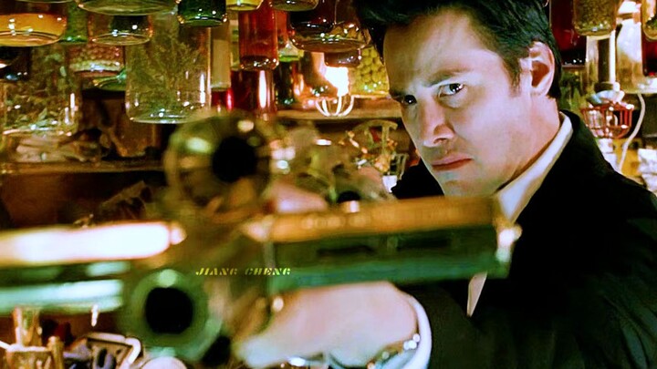 Constantine, pengusir setan fisik pertama dengan Holy Blaster