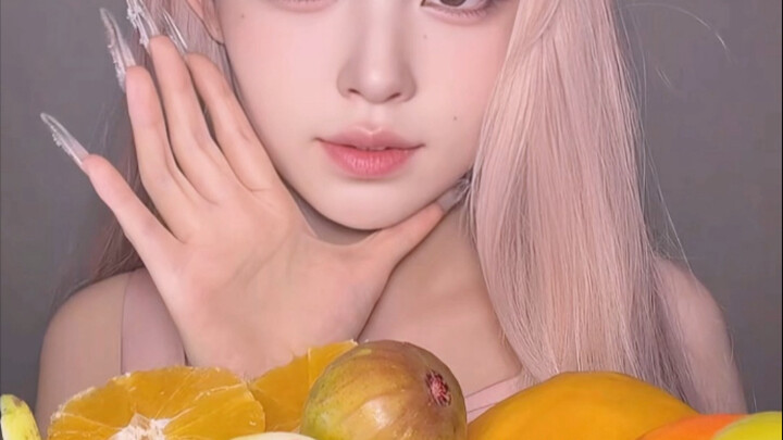 The Fruit King has arrived! 📣 Make way, everyone! 📣