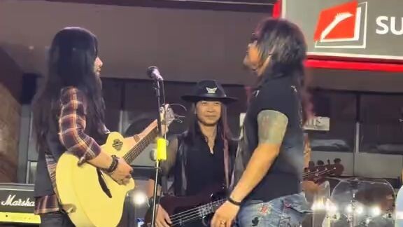 Keseruan setiap sabtu malam di sumarecon mall, enjoyed blackjuice perform.