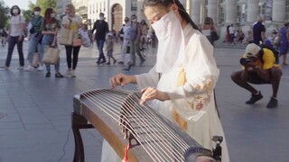 【古筝｜达拉崩吧】国外街头的古筝演奏，打破次元壁～