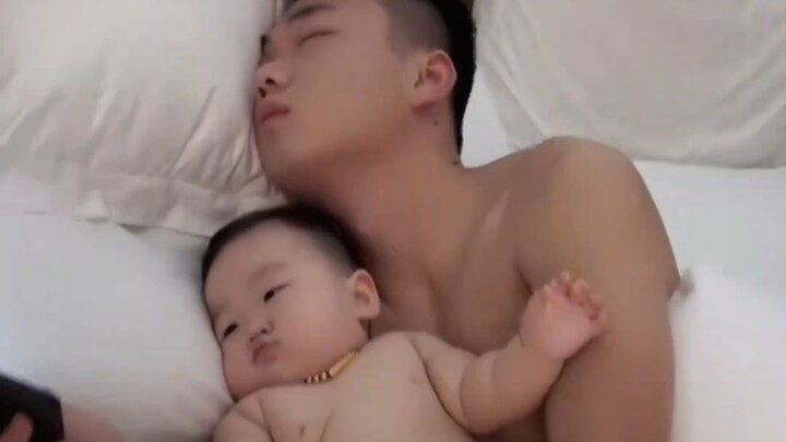After Mom finished her bath and came out, she found this scene: her son had successfully lulled Dad 