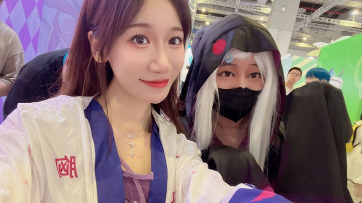 Hooded Guy Gushou Xueyou Snags Xiao Yuan Miao Again—and This Time He Even Gets to Hold Her! So Jealo