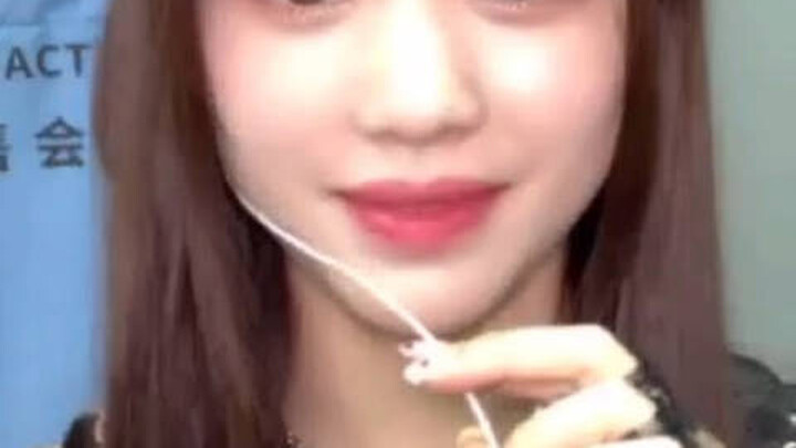 นี่เป็นครั้งแรกที่แฟนคลับได้คุยกับไอดอลของตัวเองเป็นภาษาถิ่น ฮ่าฮ่าฮ่า แล้วเสี่ยวถิงก็เริ่มคุยกัน!!!