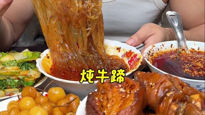 ตุ๋นขาวัวพะโล้ หมูสามชั้น และเส้นหมี่น้ำยำรสเปรี้ยวเผ็ด เด็ดมาก อร่อยสุดๆ!