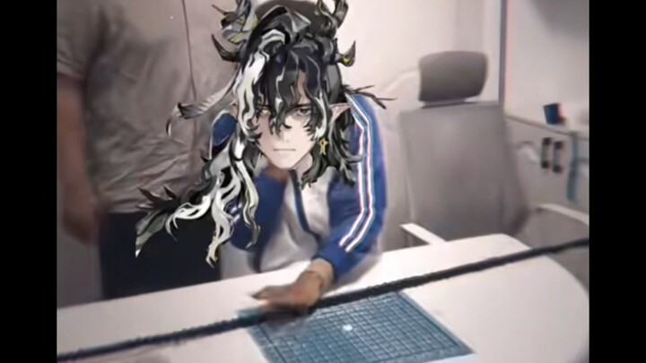 ดูเหมือนไอ้หนุ่มนี่ฉลาดที่สุดเลย ถือระเบิดกองใหญ่แล้วอ้างว่ามันคือหมากล้อม