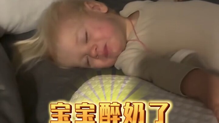 Em bé đáng yêu tự ru mình ngủ…