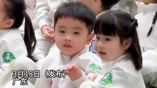 幼儿园里的两小无猜，太可爱了！女生满心欢喜依偎在男生身边 甜度超标。网友：这才是真正的喜欢，没有一点邪念和目的！