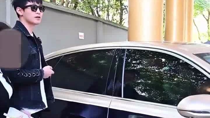 A patriotic rich second-generation owner of a Hongqi H9 had to take it to the 4S shop for repairs fo