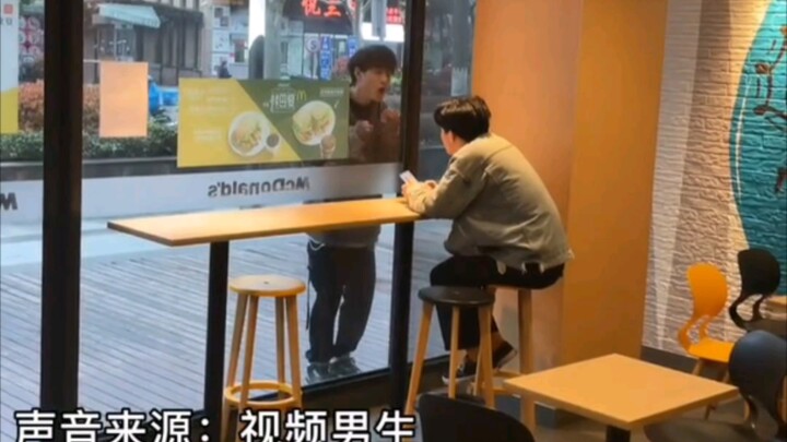 Dua Pria Kencan di Restoran Sambil Membentuk Hati