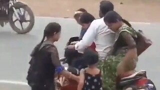 在印度一辆摩托车能坐多少人....太夸张了!