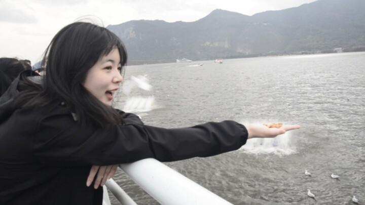 Go to the pier and grab some fries.