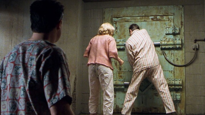 Gia đình trốn chiến tranh hạt nhân dưới lòng đất suốt 35 năm, khi ra ngoài thì thế giới đã thay đổi 