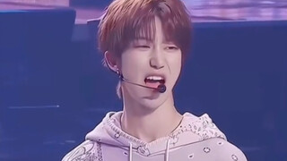 [Xu Minghao] "Coba saya lihat apa yang biasanya dilakukan orang yang mengatakan dia tidak manis." "6