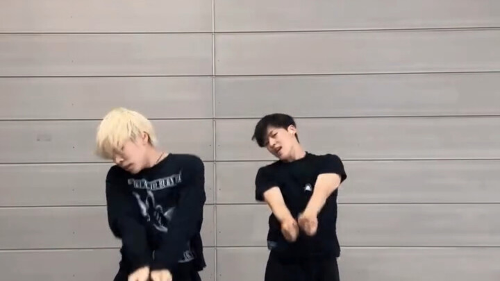 المدرب باي جيو يينغ يرقص على أغنية "كوكب الأولاد" - "Chains" (دعنا لا نشغل بالنا بتعابير المدرب)