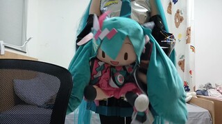 มากกว่า 100 ไลค์สำหรับการเต้นรำในบ้านเพราะ Hatsune ในสนามเด็กเล่นของโรงเรียน!