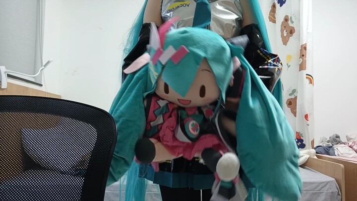 Lebih dari 100 suka untuk house dance karena Hatsune di taman bermain sekolah!