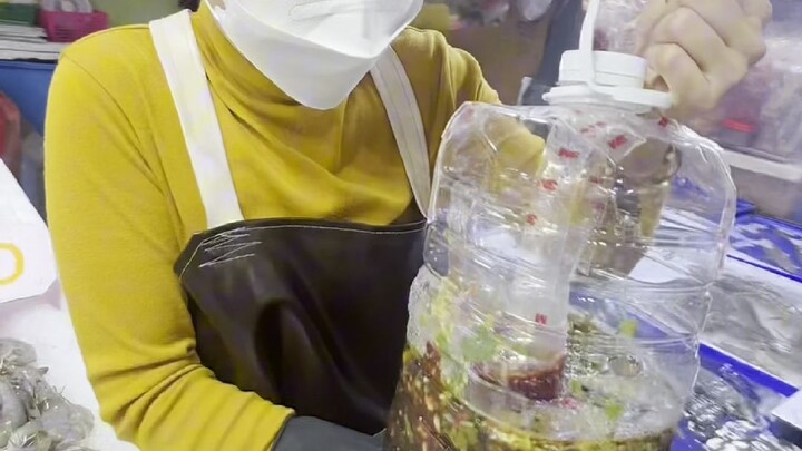 Bagaimana rasanya dikerumuni orang saat membawa ember berisi makanan laut yang diasinkan mentah di j